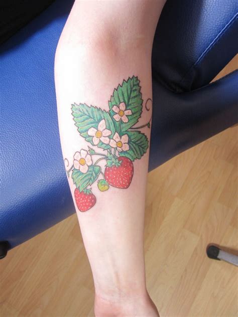 Tatuajes de fresas: diseños y significado